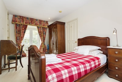 Quintessentially British 5 bedroom home, 20 minutes to Hyde Park! (Veeve)