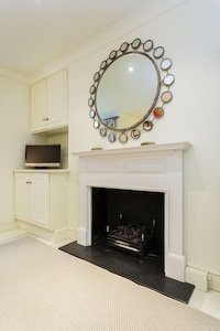 Quintessentially British 5 bedroom home, 20 minutes to Hyde Park! (Veeve)