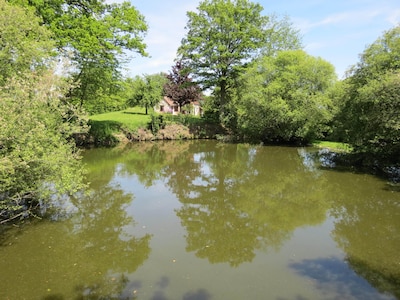 Casa de piedra independiente situada en poco más de medio acre de jardines con lago privado