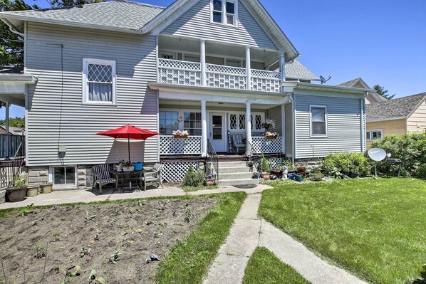 Manitowoc Vacation Rental | 3BR | 1BA | 1,400 Sq Ft | 5 Stairs Required