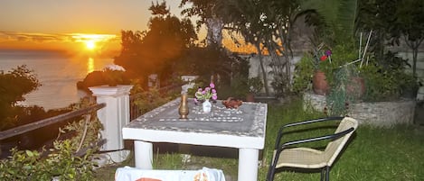 Breakfast in the garden or have a barbecue in the evening. Garden in the evening