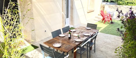 Cour coté Sud avec espace repas sous sa pergola