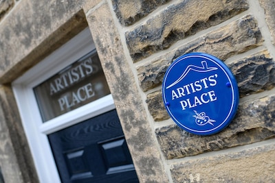 Artists' Place, town centre, free secure WIFI, free parking, quiet location