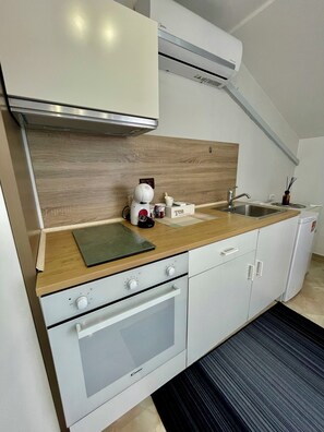 Fully equipped kitchen with coffee machine and complementary coffee capsules.