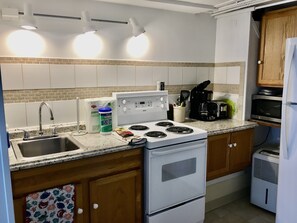 Full kitchen 