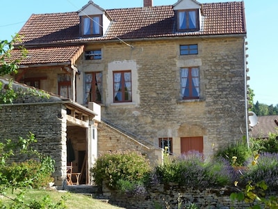 Borgoña: espaciosa casa de piedra independiente en pueblo tranquilo, vistas espectaculares