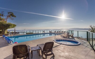 Oceanfront Condo: Your Getaway by the Sea