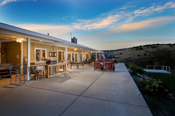 Outdoor dining