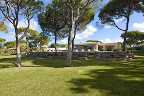 SPACIOUS 5 BEDROOM VILLA WITH LARGE PRIVATE POOL AND LANDSCAPED GARDENS. WIFI W100 - 2