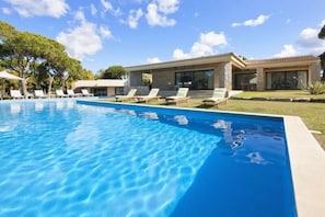 SPACIOUS 5 BEDROOM VILLA WITH LARGE PRIVATE POOL AND LANDSCAPED GARDENS. WIFI W100 - 5