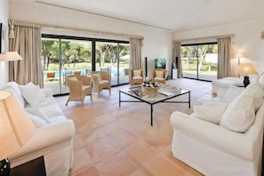 SPACIOUS 5 BEDROOM VILLA WITH LARGE PRIVATE POOL AND LANDSCAPED GARDENS. WIFI W100 - 3