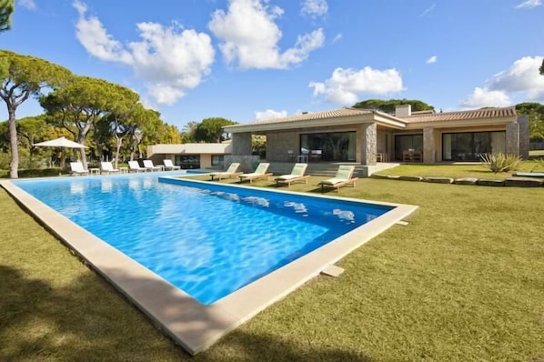 SPACIOUS 5 BEDROOM VILLA WITH LARGE PRIVATE POOL AND LANDSCAPED GARDENS. WIFI W100 - 1