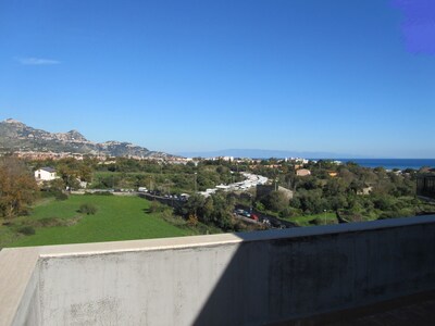 Seafront 2-Bedrooms Apartment  With Perfect View Over The Sea&etna!