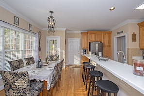 Kitchen Counter and Eat-in Dining