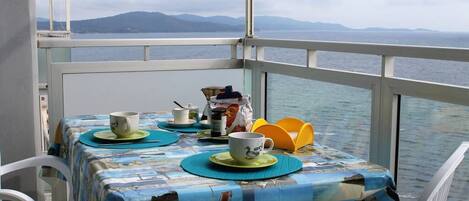 The breakfast in the large balcony - Colazione nell'ampio balcone