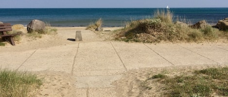 Chemin d'accès à la plage de l'appartement