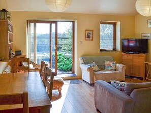 Lovely lighta nd airy open plan living area | Tregella Farm Cottage, Near Padstow