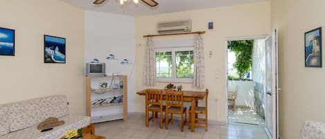 Ikaros apartment with sea view in Makrigialos, Crete