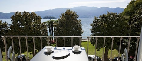 Kleiner Balkon mit traumhafter See-, Insel- und Alpensicht