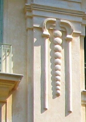 détail de la façade : cannes et balles de golf