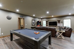 Relax, watch tv, play pool, or get highest score on the arcade!  