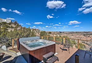 Spacious Deck | Hot Tub | Palo Duro Canyon Views