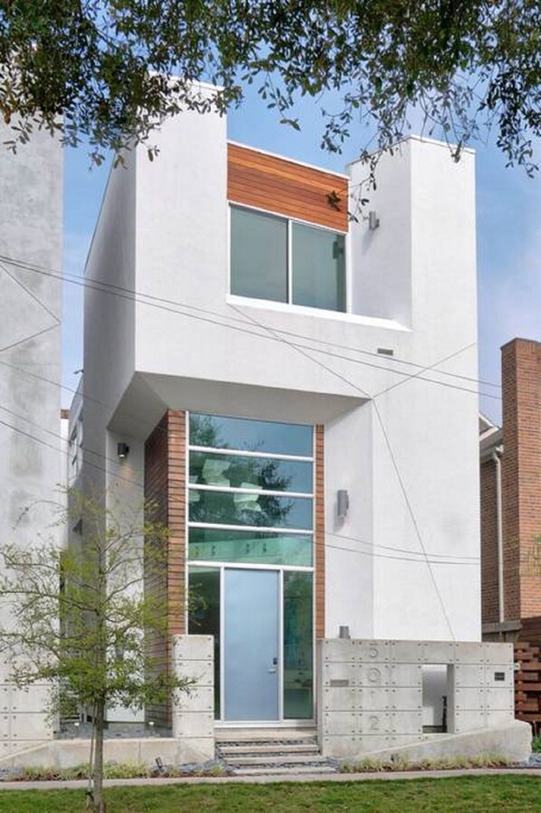 Modern free standing home in beautiful Museum District.