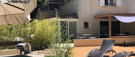 Maison tout équipée avec jardin , piscine terrasse, boulodrome ...,