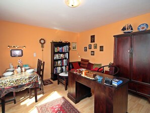 Room, Property, Furniture, Building, Interior Design, Real Estate, Floor, House, Living Room, Ceiling