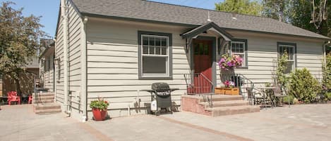 Home sweet home. Private entrance with your own grill.  Patio looks out onto Drake Park with the Deschutes River running alongside.