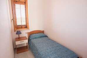 Room with single bed