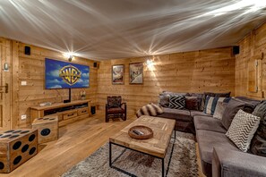 Salle de télévision au rez-de-chaussée inférieur