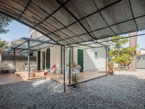 Plant, Building, Shade, Window, Facade, Beam, Urban Design, Ceiling, City, Tree