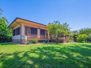 Sky, Plant, Building, Natural Landscape, Tree, Window, House, Land Lot, Wood, Shade