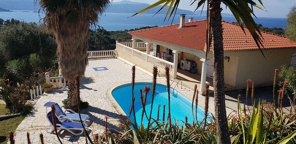 Pool mit Meerblick