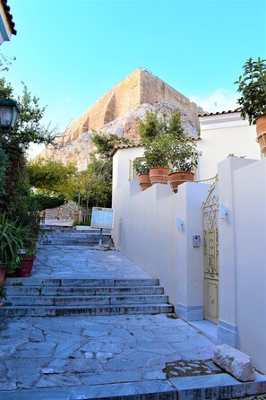 Entrance gate