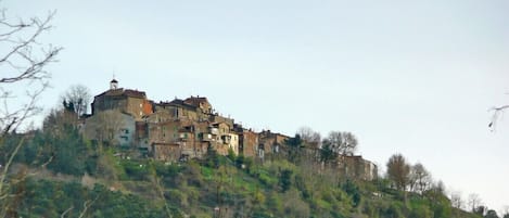 Casa Fabiano, rechts der Kirche, am höchsten Punkt