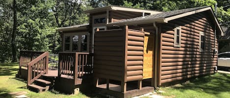 Cabin Get-a-way with view of lake and woods. Outdoor shower with hot water! 