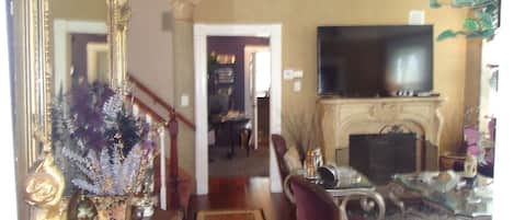 Livingroom with 65 inch tv