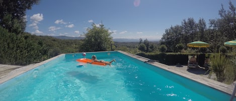 Der Pool mit dem Blick auf die Hügelketten um Pistoia und Florenz