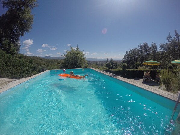 Der Pool mit dem Blick auf die Hügelketten um Pistoia und Florenz