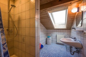 2-Zimmer-Ferienwohnung, 52qm, 1 Schlafzimmer, Balkon-Bad mit Dusche und WC