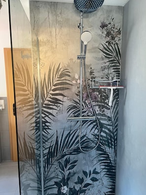Ferienwohnung, 85qm mit 2 Schlafzimmer und Balkon für max. 5 Personen-Badezimmer mit begehbaren Dusche