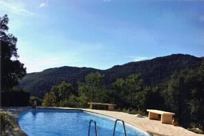 Terrasse am Pool mit Sicht auf Hügel