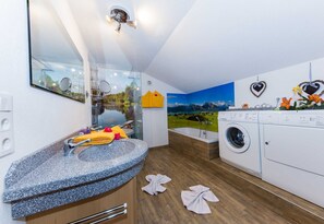 Bad im OG mit Badewanne, Dusche, Trockner und Waschmaschine