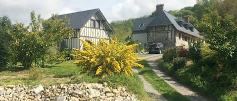 A l'entrée du village, petite maison normande