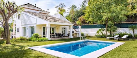 garden pool outdoor dining