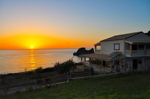 Abends mit tollem Sonnenuntergang am Meer