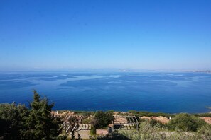 Breathtaking views of the ‘Golfo Degli Angeli’ from the front terrace