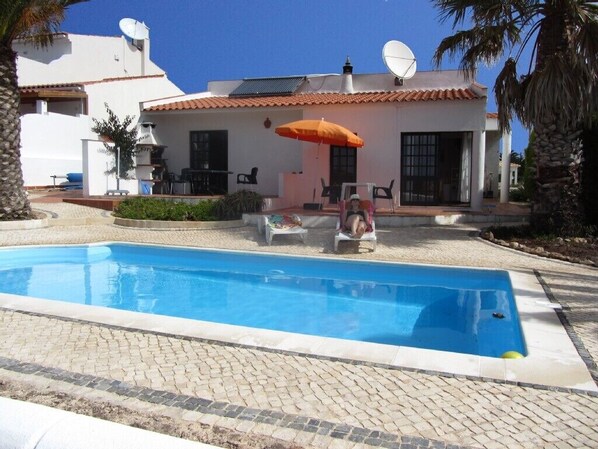 Blick auf die Casa Janela, den Pool mit Calçada